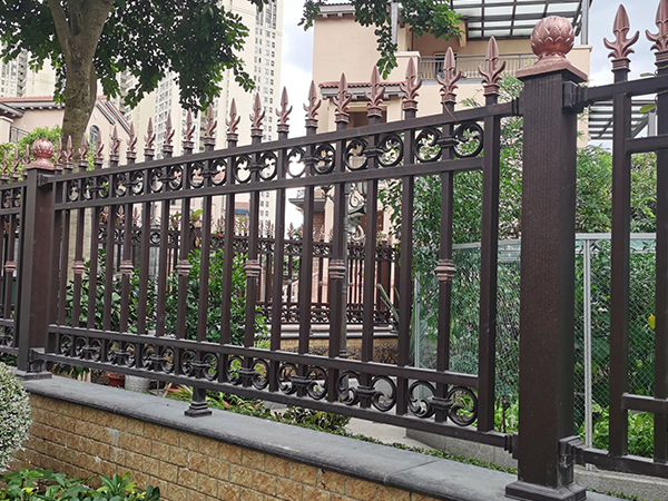 铁艺护栏安装案例